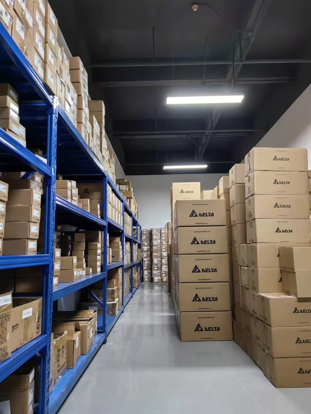 100% novo original e genuíno Delta ECM-E3M-E21320SSE conversores de frequência Drive Servo Motor
