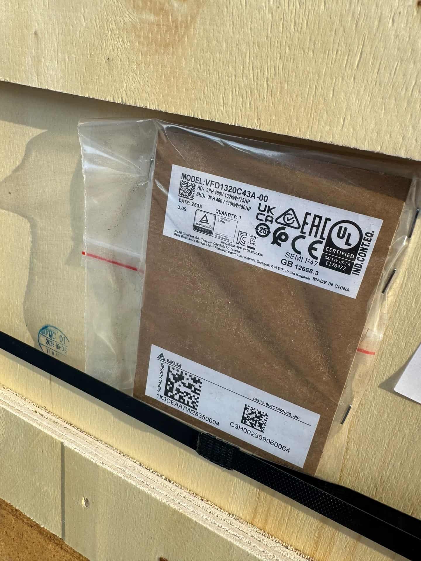 100% novo original e genuíno Delta VVFD1320C43A-00 conversores de frequência Drive Servo Motor