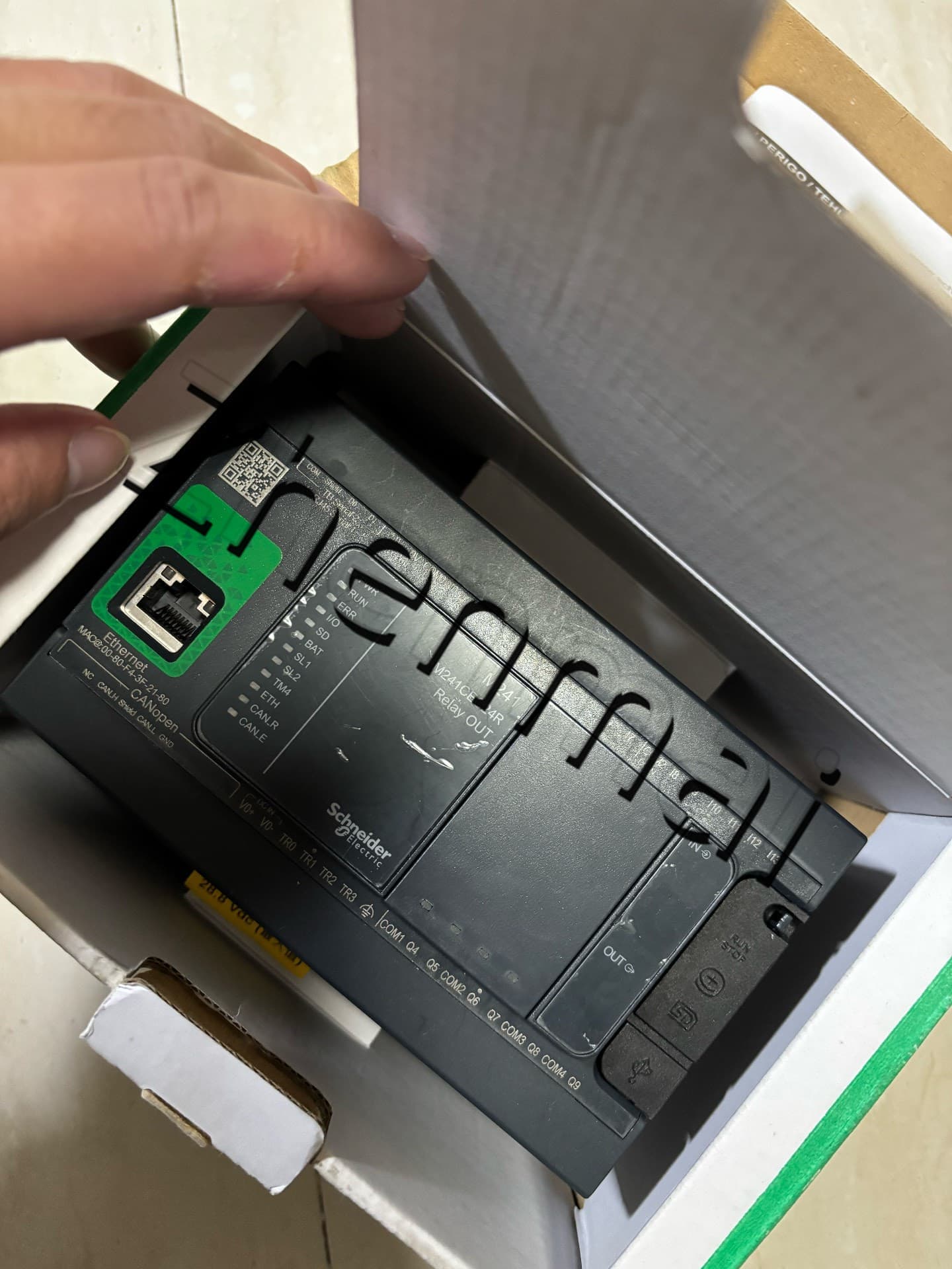 100% novo, original e genuíno Schneider TM241CEC24T Conversores de frequência, disjuntores, contatores, dispositivos de proteção