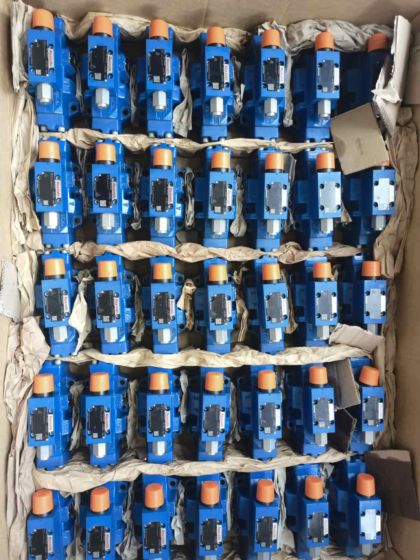 Brandnew original bosch rexroth servo drive válvula redutora de pressão 4wree10e75-2x/g24k31/f1v servo motor transporte rápido