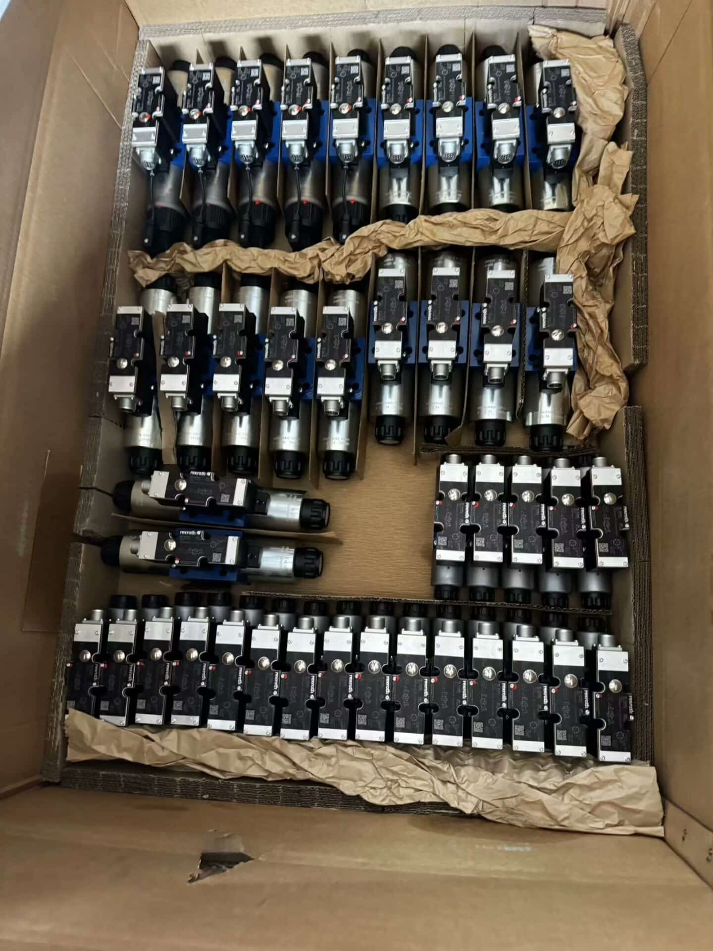 Brandnew original bosch rexroth servo drive válvula proporcional 4wrke10w8-100l-3x/6eg24ek31/f1d3m servo motor transporte rápido
