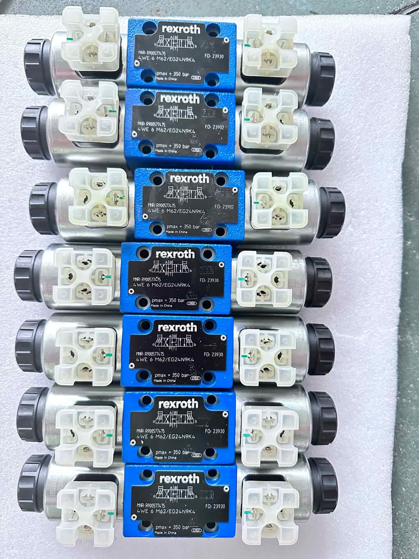 Brand New Original Bosch Rexroth Servo drive válvula proporcional 4WRTE25W8-350L-4X6EG24EK31F1M Servo Motor Transporte Rápido