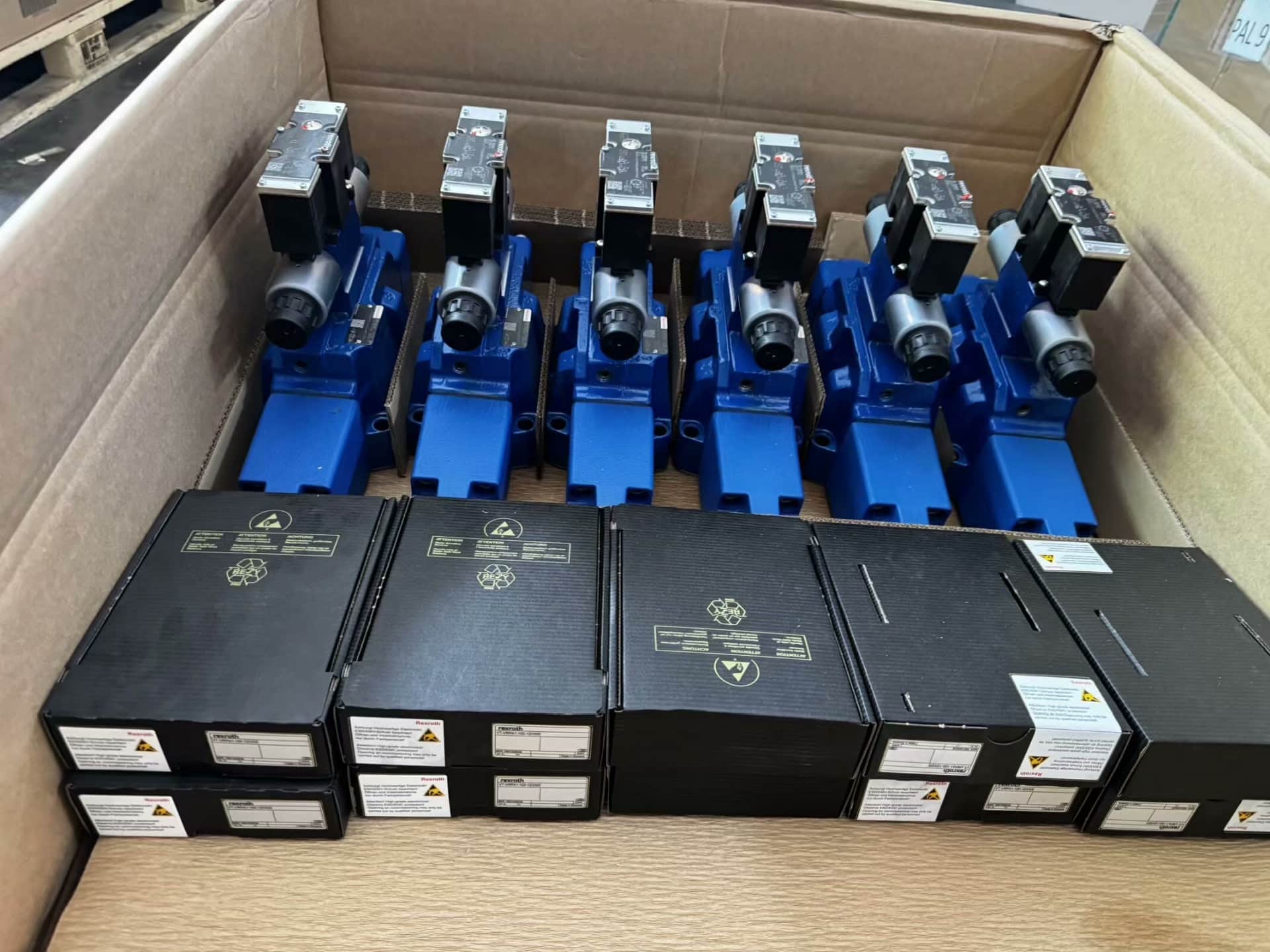 Brandnew original bosch rexroth servo drive proporcional valve4wrze32w8-520-7x/6eg24n9k31/f1d3m servo motor transporte rápido