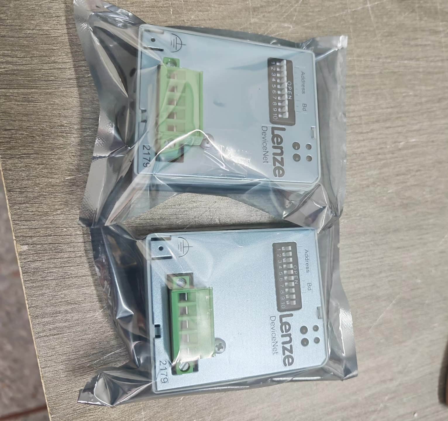 Novo módulo de E/S industrial Lenze EMZ9374IB genuíno FedEx DHL envio rápido